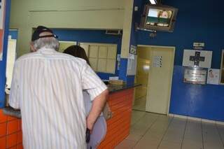 No posto do Nova Bahia, pacientes reclamam até de ausência de recepcionista (Foto: Pedro Peralta)