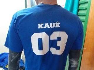 Camiseta que era de Kauê ainda está com Klaus (Foto: Arquivo pessoal)