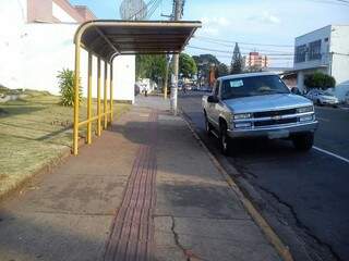 Alem de estar estacionado ao lado de faixa amarela, a camionete impedia completamente a parada de ônibus em ponto coletivo.(Foto:Repórter News)