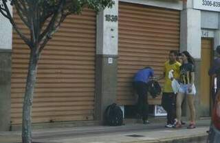 Lojas começaram a ser fechadas às 15h, uma hora antes do jogo do Brasil (Foto: Cleber Gellio)