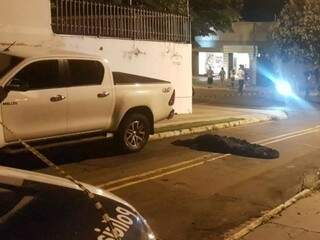 Orlando foi metralhado com tiros de fuzi em frente a uma barbearia na Rua Amazonas (Foto: Liniker Ribeiro)