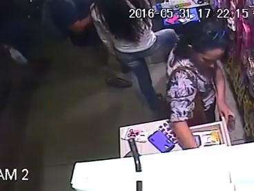 Homem distrai vendedora e mulher furta R$ 1 mil de loja; veja o vídeo 