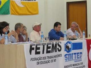 Candidatos a prefeito em sabatina com professores, terça-feira (Foto: Divulgação)
