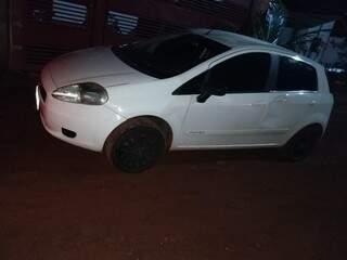 Veículo usado no assalto foi encontrado estacionado em rua do Bairro Bom Retiro (Foto: Batalhão de Choque/Divulgação)