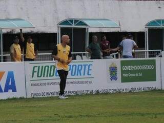 Técnico Robert Almeida cobra personalidade do time para buscar vitória em Corumbá (Foto: Paulo Francis)