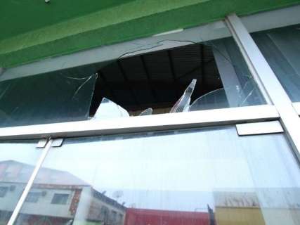  Adolescentes s&atilde;o apreendidos ap&oacute;s destru&iacute;rem vidros de carros e lojas 