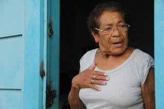 Iracema de Oliveira Pereira, 82 anos, diz que chega a ficar sem dormir à noite. (Foto: Marcos Ermínio)