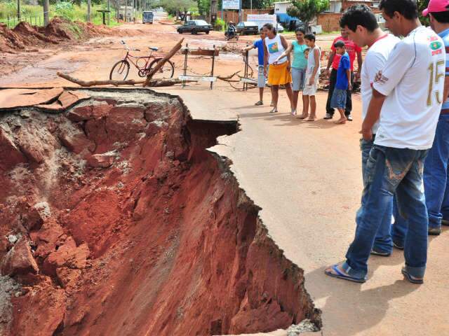  Prefeitura aguarda recursos para resolver problema de cratera