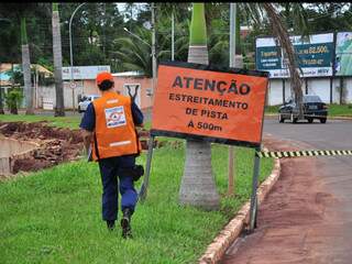 Agente da defesa civil acompanha sinalização e interdição na margem do Córrego Anhnaduizinho (Foto: João Garrigó)