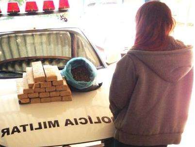 Jovem de 18 anos e documento falso &eacute; presa com maconha em bagagem 