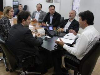 Mauro Filho (à esquerda) apresentou a Mandetta (de branco) pedido para aumento de repasses à Saúde campo-grandense. (Foto: Divulgação)