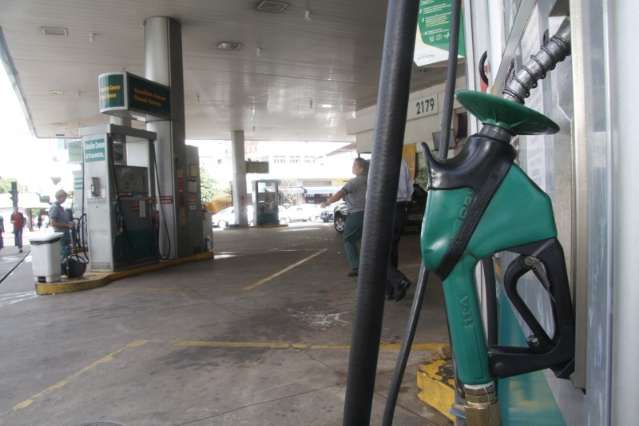 Com aumento de impostos, gasolina sobe R$ 0,33 e &eacute; 5&ordf; mais cara do pa&iacute;s