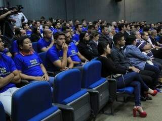 Com camisetas azuis, colegas de policial usaram frase Força Moon. (Foto: Marina Pacheco)