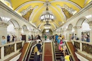 O metrô de Moscou, construído na década de 1930, é uma verdadeira obra de arte, além do preço bastante acessível (Foto: Divulgação)