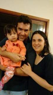 A pequena com os pais Marcondes e Ana Paula. 