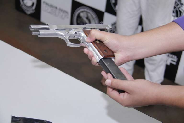 Delegado demonstra como o adaptador é usado na pistola (Foto: Alan Nantes)