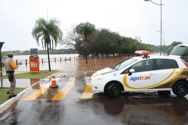 Lago do Amor transborda e avenida &eacute; interditada nos dois sentidos