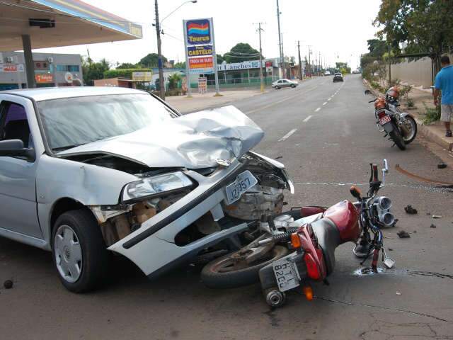  Motorista colide em casal de motocicleta na Mascarenhas e foge