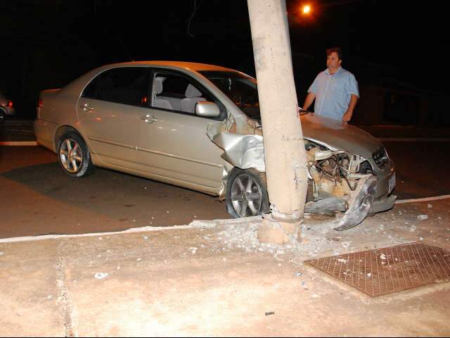  Acidente quase derruba poste e interdita trecho de rua perto do shopping