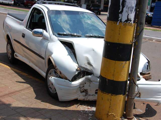  Bombeiro aposentado &eacute; fechado por caminhonete e bate em poste na avenida Zahran