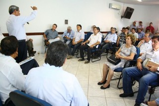 Governador se reuniu com empresários e políticos da cidade (Foto: Marcos Ermínio)