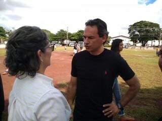 Prefeito Marquinhos (PSD) conversa com moradora, em evento no bairro Pioneiras (Foto: Leonardo Rocha)