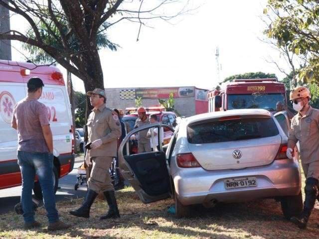 Motorista diz que dormia em ve&iacute;culo quando dupla invadiu carro para roubar 