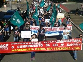 Professores seguem em direção à Prefeitura, na Avenida Afonso Pena. (Foto: Marcos Ermínio)