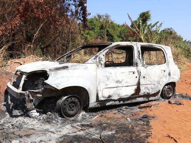 C&acirc;meras flagram homem incendiando ve&iacute;culo pr&oacute;ximo a condom&iacute;nio de luxo