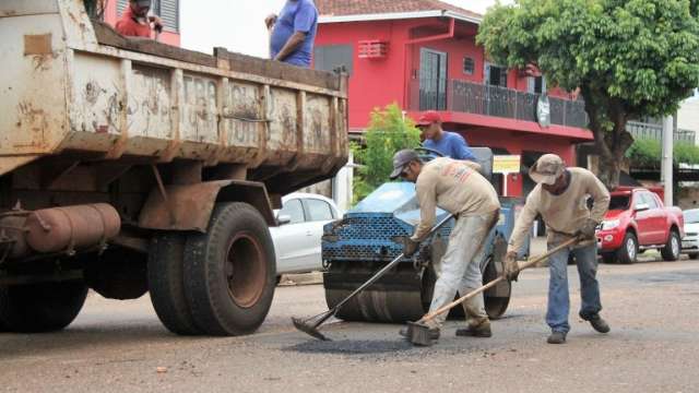 Equipes tapam quase 900 buracos por dia na Capital