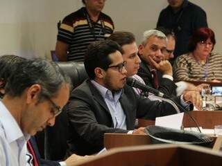 No microfone, vereador Papy, propositor da audiência pública (Foto: Marcos Ermínio)