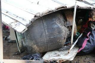 Apesar de um botijão de gás ter sido encontrado, os bombeiros ainda não sabem precisar o que teria causado o incêndio. (Foto: Marcos Ermínio).