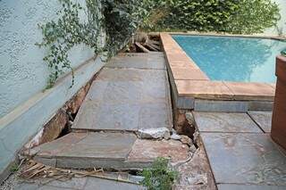 Lateral de muro perto de piscina foi destruída após início de obras (Foto; Gerson Walber)