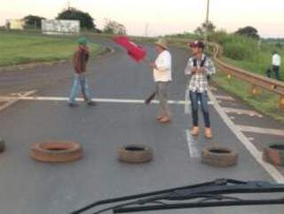 Um dos trechos bloqueados por grupos sem-terra em Mato Grosso do Sul (Foto: Direto das ruas)