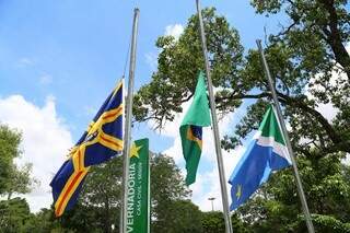 No prédio da governadoria, no Parque dos Poderes, as bandeiras também ficaram a meio mastro (Foto: Marcos Ermínio)