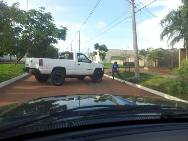 Motorista provoca susto ao dirigir em zigue-zague e bater em poste