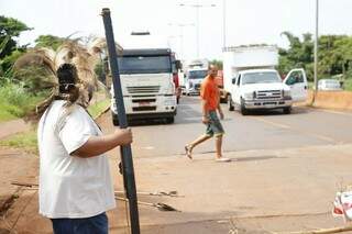 Índios bloqueiam MS-156, entre Dourados e Itaporã (Foto: Eliel Oliveira)