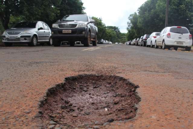 Buracos em acesso a parque, hospital e condom&iacute;nios incomodam condutores