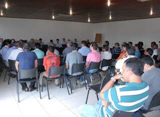 Reunião em Três Lagoas entre trabalhadores e representantes da empresa. (Foto: Divulgação)