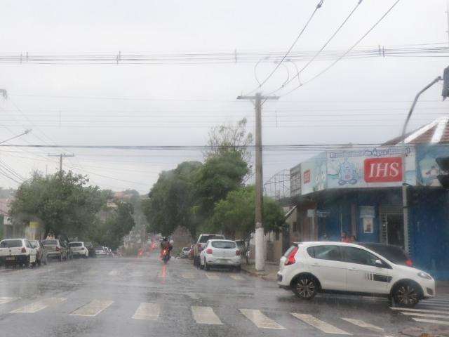 Inmet alerta para temporal com queda de granizo, de &aacute;rvores e alagamentos 