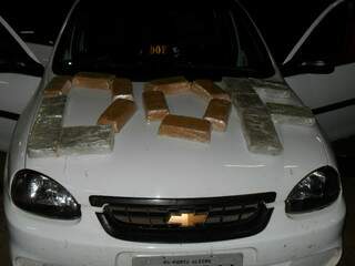 Drogas foram encontradas em fundo falso de veículo; motorista levaria carro para Porto Alegre (RS). (Foto: Divulgação)