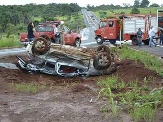 Carro conduzido por agente ficou destruído (Foto: Pedro Peralta)