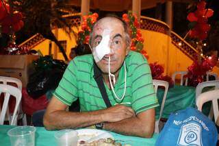 A cirurgia recente para o tratamento de câncer não impediu João de participar de festa (Foto: Kimberly Teodoro)