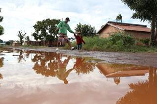 &quot;Lagoa&quot; se formou em uma das ruas do bairro e pedestres tem dificuldade de passar pelo local. (Foto: Marcelo Victor)