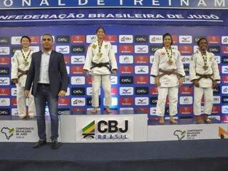 Leticia Menino, no alto do pódio, garantiu presença em competição internacional no mês que vem (Foto: CBJ/Divulgação)