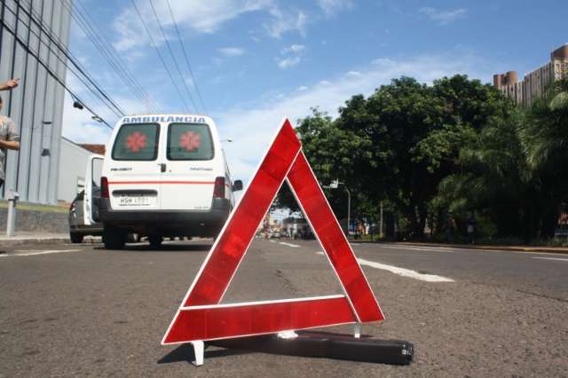 Jovem fica ferido ao ser atropelado por ambul&acirc;ncia da Agepen 