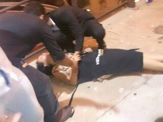 Uma funcionária desmaiou durante a confusão (Foto: Direto das ruas)