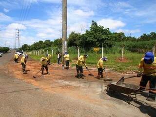 Funcionários trabalhando na avenida Tamandaré (Foto: André Bittar)