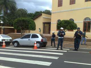Policiais autuam carro estacionado em cima da faixa de pedestre (Foto: Divulgação/Ciptran)