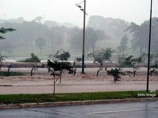 Foto registra momento de enchente na Via Parque, no Parque das Nações Indígenas. (Foto: Beto Braga)